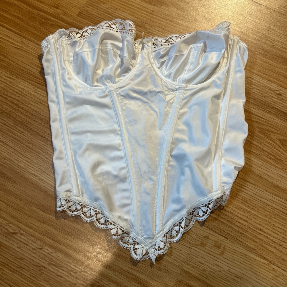 Elegant White Lace Bra with Structured Support